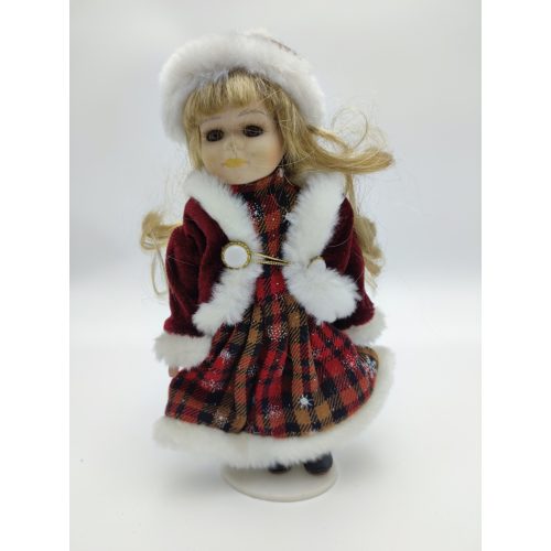  - Porcelán baba - téli ruhában (93)